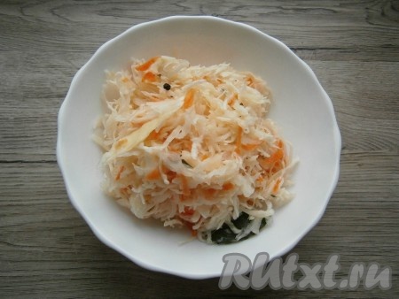 Квашеную капусту отжать от жидкости, удалить лавровые листики и перец горошком (если имеются).
