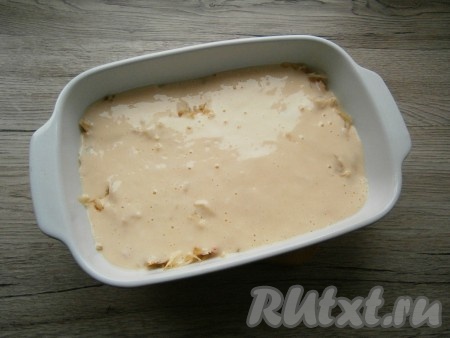 Залить тестом капусту в форме.