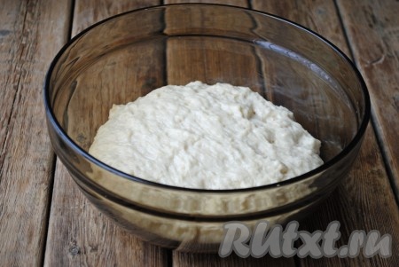 За это время его нужно несколько раз обмять. За счёт брожения тесто получится более резиновым и с ним будет легко работать, а готовые пышки будут вкусными, с пористым мякишем.&nbsp;
