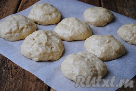 Готовое тесто разделить на порционные кусочки и скатать их в шарики. У меня получилось 8 штук. Тесто накрыть полотенцем и оставить на 20 минут для подхода. Чтобы легче было работать с тестом, руки нужно смазать растительным маслом.&nbsp;
