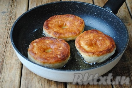Жарить по 2-3 минуты с каждой стороны на небольшом огне (до золотистого цвета).&nbsp;
