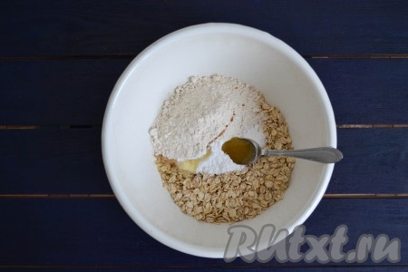 Следом отправить растительное масло и мед. 