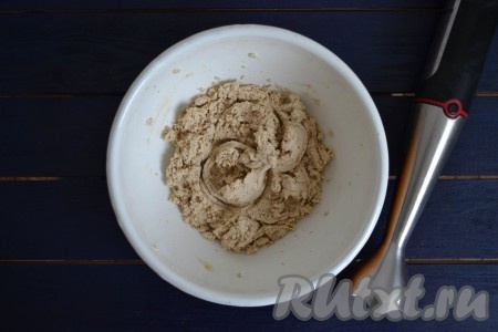 Тесто будет достаточно густым, плотным, немного липнущим. По желанию (но необязательно), перебить массу блендером. Тесто станет более нежным и мягким.
