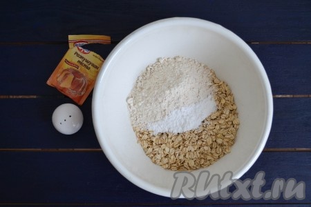 Всыпать разрыхлитель и соль. 