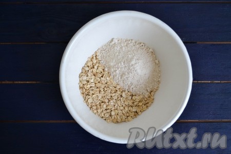 В глубокой миске соединить цельнозерновую муку и овсяные хлопья. 