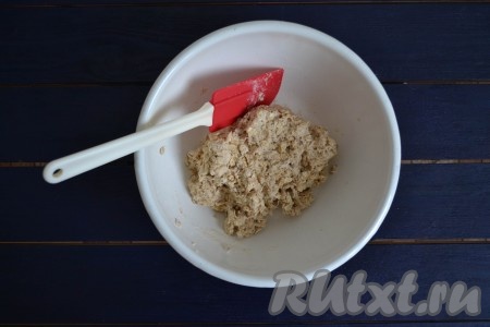 Влить теплую воду и перемешать всё с помощью лопатки.
