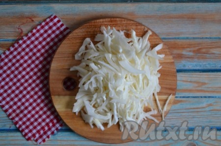 Нашинковать капусту.
