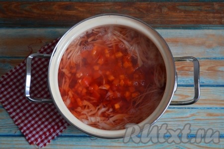 Выложить овощную заправку в кастрюлю и продолжить варить постный борщ на маленьком огне еще 15-20 минут.&nbsp;
