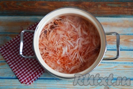 По истечении 15-20 минут выложить в кастрюлю&nbsp;капусту и продолжить варить на маленьком огне 5-7 минут.
