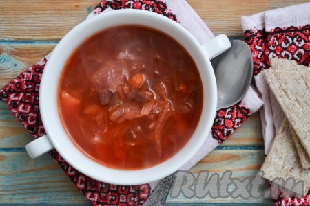 Неимоверно вкусный, сытный, ароматный низкокалорийный постный борщ разлить по тарелкам и подать на стол. Благодаря добавлению свеклы, блюдо получается ярким и очень аппетитным.
