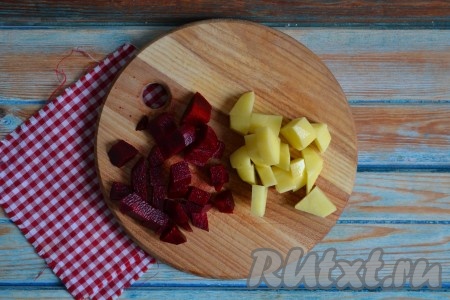 Очистить и нарезать небольшими кусочками свеклу и картофель.