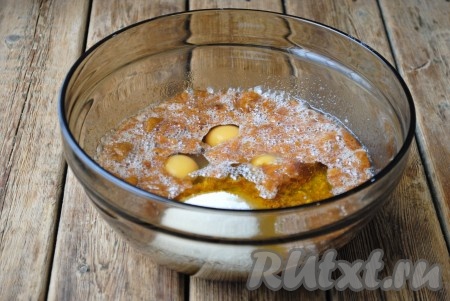 Вбить яйца, влить растительное масло и добавить сахар, хорошо перемешать с помощью венчика.
