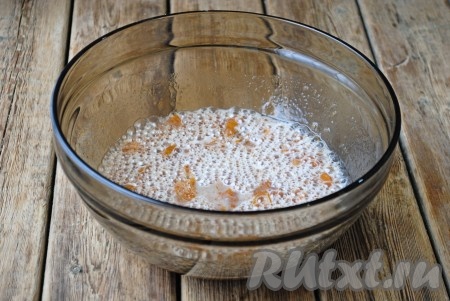 В получившуюся массу влить молоко комнатной температуры.