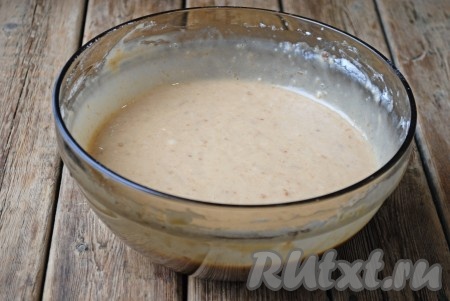 В получившееся смесь просеять муку и тщательно перемешать, должно получиться тесто, напоминающее однородную густую сметану.