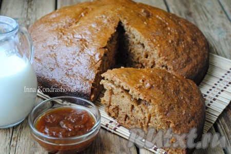 Готовую выпечку, достав из духовки, вынуть из формы, поместить на решетку и полностью остудить (на решетку нужно поместить для того, чтобы низ коврижки не отсырел в процессе остывания в форме для выпечки). Коврижка, замешанная на молоке с вареньем, получается мягкой, пышной и ароматной. К столу подаём, дополнив молоком или чашечкой чая.