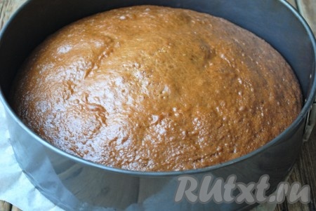 Духовку разогреть до 180 градусов, поставить в неё форму с тестом и выпекать коврижку 35-40 минут при температуре 180 градусов. Готовность выпечки проверить деревянной шпажкой (при прокалывании готовой выпечки шпажка должна остаться сухой).