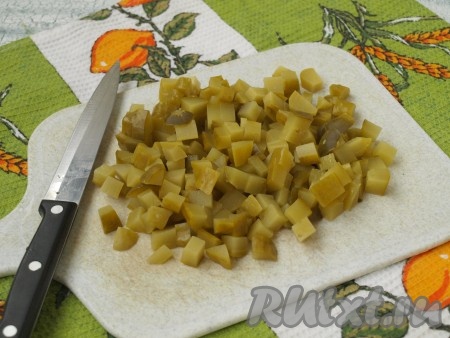 Маринованные огурчики нарезать кубиками среднего размера.