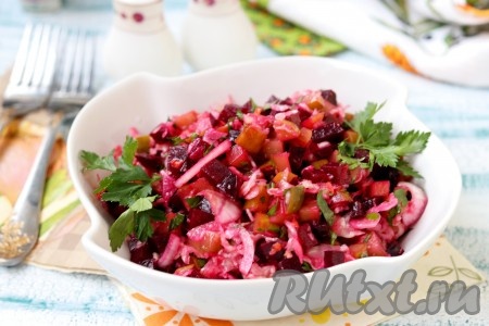 Очень вкусный салат с квашеной капустой и свеклой перемешать, переложить в подходящий салатник и подать к столу.
