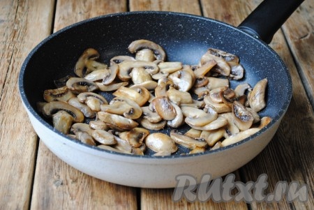Сначала из шампиньонов будет выделяться много жидкости, нужно подождать, пока вода полностью испарится (на это уйдёт 7-10 минут). Затем, помешивая, жарить их до золотистости (1-2 минуты). Посолить и поперчить по вкусу.&nbsp;

