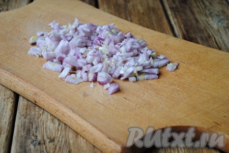Нарезать небольшими кубиками очищенный лук.&nbsp;
