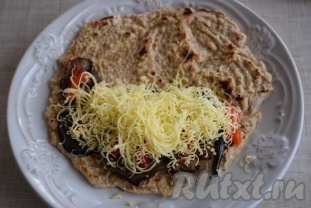 Сверху кладем сыр, натертый на крупной терке.
