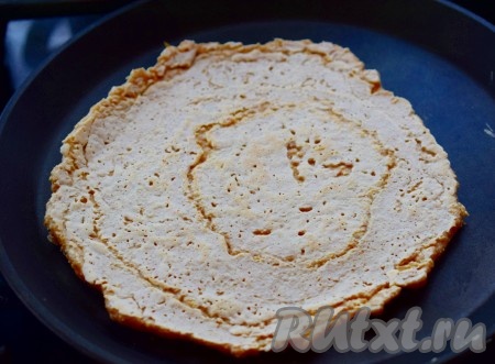 Затем переворачиваем овсяноблинчик, опять накрываем крышкой и жарим до подрумянивания (примерно, минуты 3-4).
