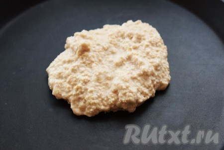 Сковороду с антипригарным покрытием разогреваем на огне (масло не добавляем), затем уменьшаем огонь до среднего и выкладываем в центр сковороды овсяную массу.
