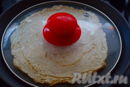 Жарим до подрумянивания на небольшом огне с одной стороны, накрыв сковороду крышкой (примерно, 3-4 минуты).
