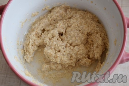Тщательно перемешиваем получившуюся овсяную массу, затем вливаем воду (или молоко).
