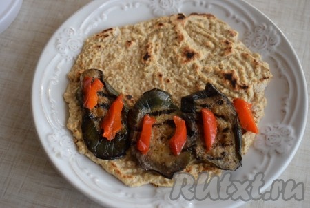 Для приготовления начинки баклажан нарезаем на кружочки, берем полоску болгарского перца, солим, перчим, добавляем специи к овощам, обжариваем овощи на сковороде гриль, слегка смазав ее растительным маслом (можно обжарить овощи без масла, я выбрала именно такой вариант). Далее выкладываем овощи на половину овсяноблина.
