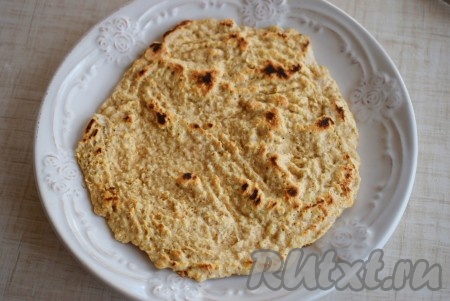 Снимаем готовый блин со сковороды и выкладываем его на тарелку. Вкусный и полезный овсяноблин готов. Для того чтобы сделать его вкус более интересным, его можно дополнить сладкой или несладкой начинкой. Я решила приготовить овощную начинку, для которой можно взять овощи по вкусу.
