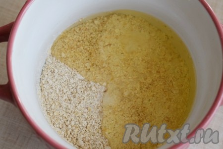 Высыпаем получившуюся овсяную муку в миску и добавляем к ней яичный белок (или яйцо) и соль.