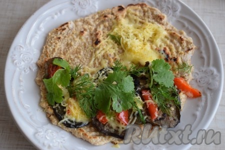 Ставим овсяноблин в микроволновую печь на 30 секунд (для расплавления сыра). Достаем овсяноблинчик с овощами из микроволновки и кладем на начинку зелень.