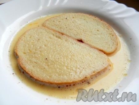 В молочно-яичную смесь положить ломтики батона, оставить на несколько минут, периодически переворачивая, чтобы хлеб пропитался.