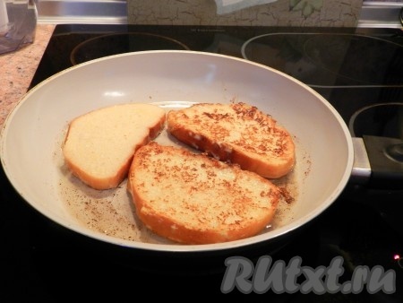 Перевернуть гренку на другую сторону. Обжариваются гренки из батона с корицей очень быстро.