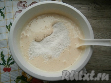 В получившуюся воздушную массу частями всыпать, просеивая через ситечко, муку с крахмалом, каждый раз ложкой тщательно, но аккуратно, вмешивая сухую смесь в жидкую.

