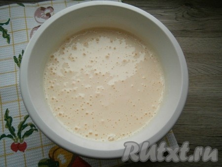 Взбить яйца с сахаром миксером вначале на небольшой скорости, а затем - на высокой скорости в течение 8-10 минут, чтобы получилась воздушная, светлая, густоватая масса.