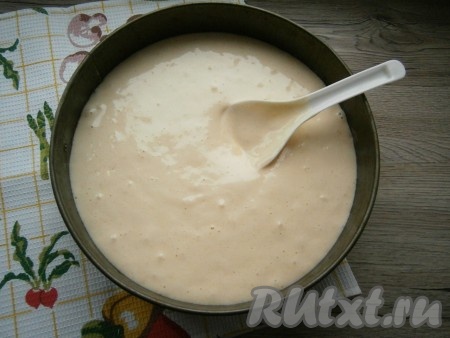 Дно разъемной формы застелить пергаментом и вылить тесто, разровнять его.