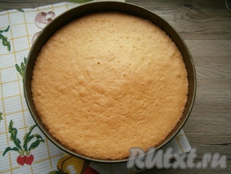 Выпекать бисквит в разогретой до 170-180 градусов духовке около 35-40 минут (если форма меньшего диаметра - минут 30). Первые 20 минут выпечки духовку не открывать! Готовность бисквита проверить лучинкой (или спичкой) - она должна остаться сухой при прокалывании готовой выпечки.
