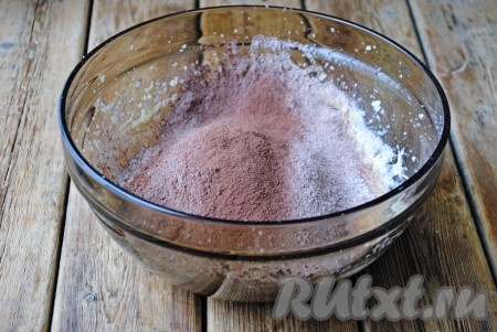 Какао-порошок смешать с мукой и просеять в масляную смесь. 