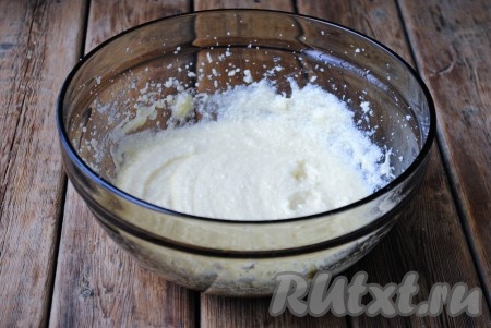 Добавляя по одному яйца, каждый раз тщательно взбивать масляную смесь миксером.&nbsp;
