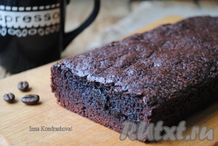 Наивкуснейший брауни с какао, приготовленный без добавления шоколада, достать из формы и дать полностью остыть. Подавать на стол с чашечкой кофе.&nbsp;
