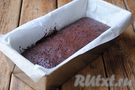В духовке, разогретой до 165 градусов, выпекать, примерно, 30-40 минут.&nbsp;Брауни будет готов, когда сверху он покроется хрустящей корочкой, а внутри будет влажным.&nbsp;
