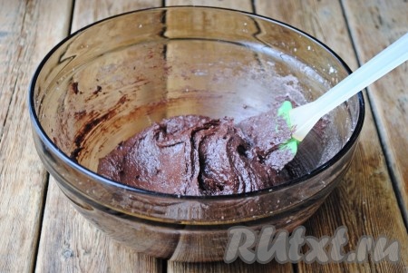 С помощью лопатки перемешать тесто. По консистенции оно должно быть однородным, достаточно густым, напоминающим шоколадную пасту.&nbsp;
