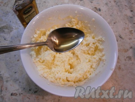 И далее, продолжая масло взбивать, добавлять в него по 1-2 чайных ложки остывшей заварной смеси. Добавить в готовый крем ложку коньяка, еще раз взбить.
