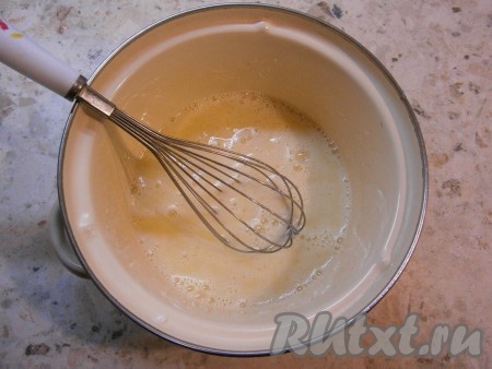 Молоко с яйцом и сахаром хорошенько взбить венчиком или миксером.
