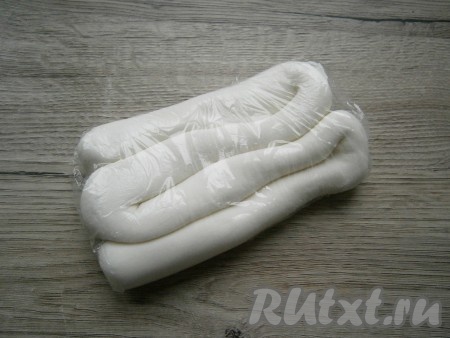 Скатать мастику "колбаской", сложить в 2-3 ряда и сразу же завернуть в пищевую пленку. Отправить мастику в холодильник. Далее отрезать по кусочку мастики и лепить из нее украшения, окрасив в любой цвет или оставив белоснежной.
