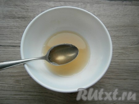 Желатин прогреть, помешивая, на водяной бане до растворения (при 60-70 градусах).
