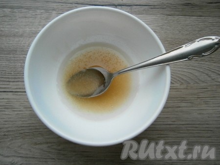 Желатин замочить в холодной воде.