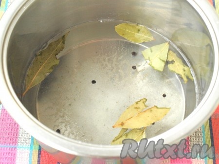 В кастрюле вскипятить 1 литр воды, остудить её до 40 градусов, а затем добавить соль, горошины чёрного перца и лавровые листики.

